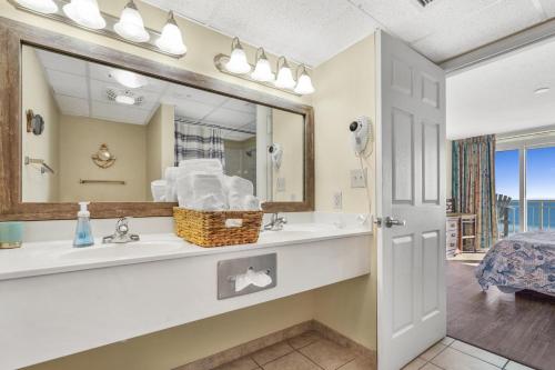 2501 S Ocean Blvd, 0211 - Ocean Front Sleeps 8 in Myrtle Beach, USA