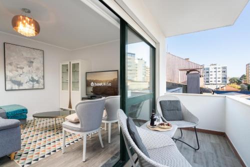 Host Wise - Elegant Spacious Flat W Balcony - Ace Location - Vila Nova de Gaia
