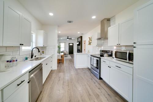 Charming San Antonio Home about 2 Mi to The Alamo! in San Antonio, USA