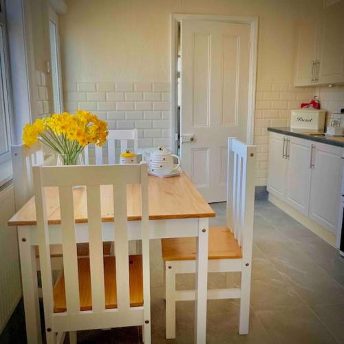 Coastal walks, Log burner & Hot tub