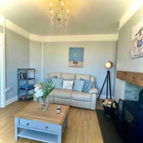 Coastal walks, Log burner & Hot tub