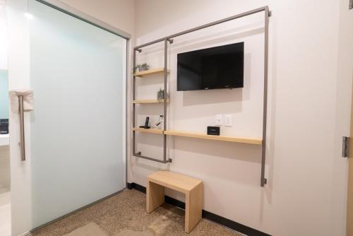 Queen Room - Disability Access image 4