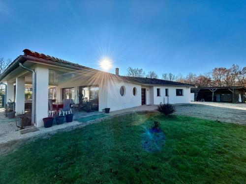 Maison moderne au calme avec billard, jacuzzi, bain à remous, piscine