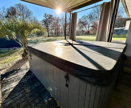 Maison moderne au calme avec billard, jacuzzi, bain à remous, piscine, Babyfoot