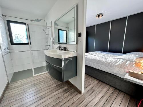 Maison moderne au calme avec billard, jacuzzi, bain à remous, piscine