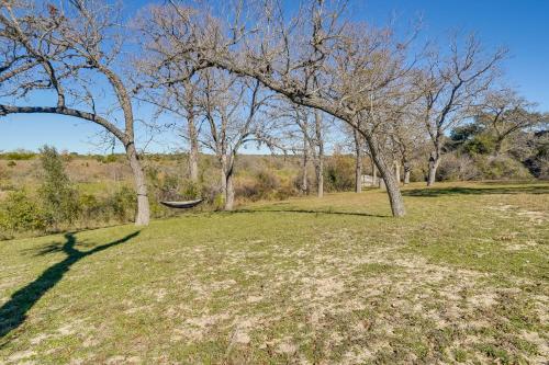 Cozy Bandera Cottage with Medina River Access!