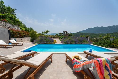 Villa Belina: 4 ensuite bedrooms game room heated pool sauna & gym - image 13