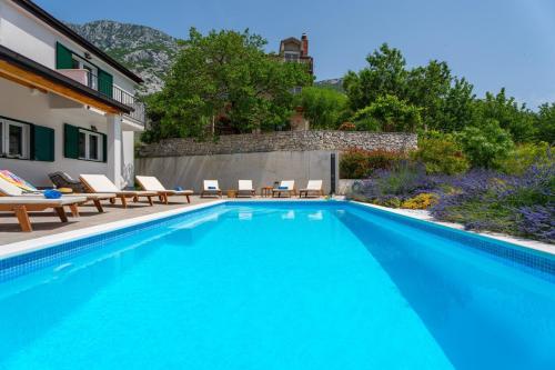 Villa Belina: 4 ensuite bedrooms game room heated pool sauna & gym - image 12