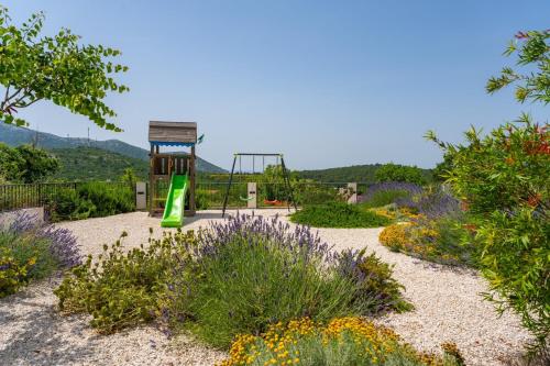 Villa Belina: 4 ensuite bedrooms game room heated pool sauna & gym - image 14