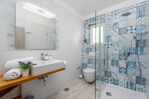 Villa Belina: 4 ensuite bedrooms game room heated pool sauna & gym - image 10