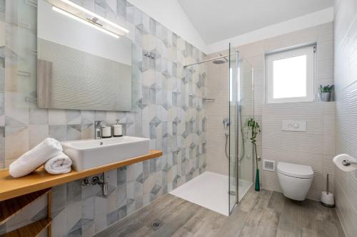 Villa Belina: 4 ensuite bedrooms game room heated pool sauna & gym - image 11