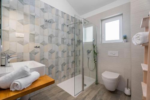 Villa Belina: 4 ensuite bedrooms game room heated pool sauna & gym - image 3