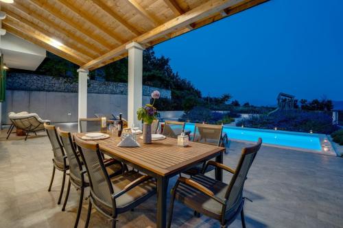Villa Belina: 4 ensuite bedrooms game room heated pool sauna & gym - image 5