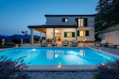 Villa Belina: 4 ensuite bedrooms game room heated pool sauna & gym - image 9