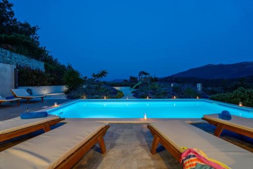 Villa Belina: 4 ensuite bedrooms game room heated pool sauna & gym - image 7