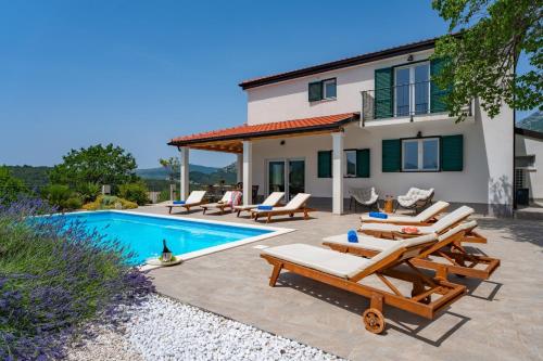 Villa Belina: 4 ensuite bedrooms game room heated pool sauna & gym - image 8