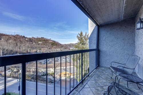 Downtown Gatlinburg Condo with Community Pool! in Gatlinburg, USA