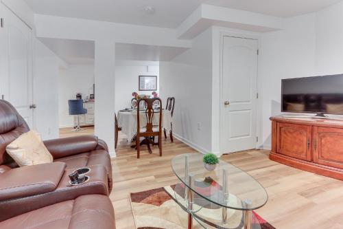 . Cozy Inwood Apartment History, Hiking and Wine!