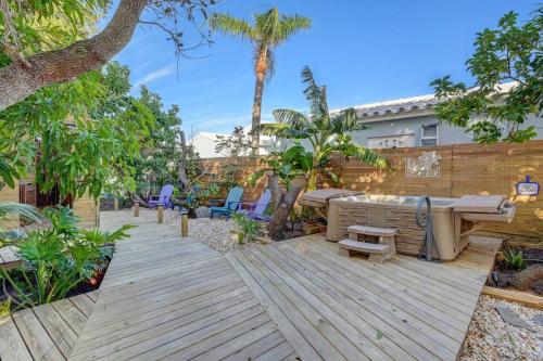 Enchanting 2BR/1BA Casita 2 blocks to Beach in Deerfield Beach, USA