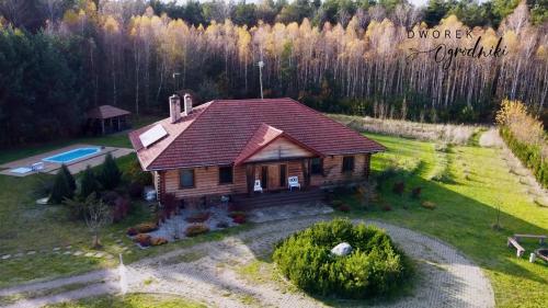Dworek Ogrodniki, całoroczny dom na wyłączność, basen, sauna, las, staw rybny, altana grillowa, ognisko, pianino, kominek, piec chlebowy, duża ogrodzona posesja