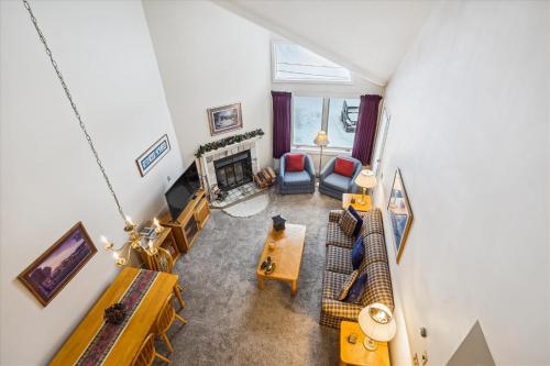 Charming 2-Bedroom Slopeside at Pico Mountain E304, Killington