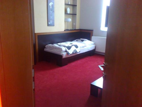 1 queen bed, 1 twin bed