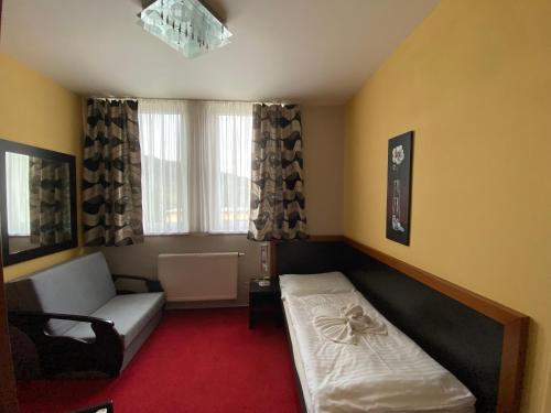 1 twin bed, 1 sofa bed