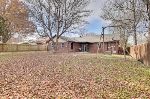 Rogers Vacation Home with Yard 5 Mi to Bentonville in Rogers, USA