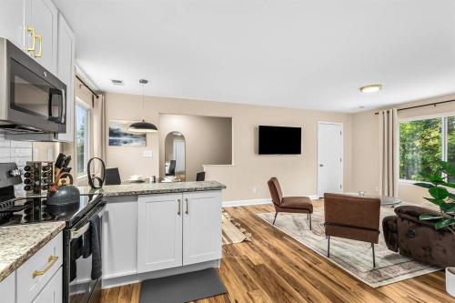 New! Spacious 1BR King Suite - Great Location in Roseville, USA