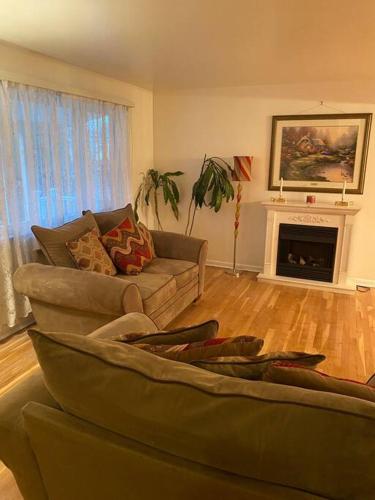 Lovely home away from home 4BR 3ba thumb 3