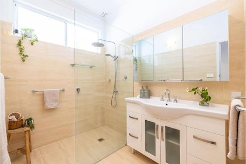 Evoke - Shoal Bay 2 Leonard Ave  Stylish holiday house with air con Wi-Fi & boat parking - image 2
