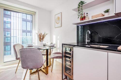 New Riverside Apt sleeps 5 Easy to tour London