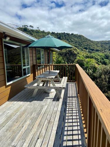 Tampilan eksterior, Seaview, Sun and Surf - Piha Holiday Home in Piha