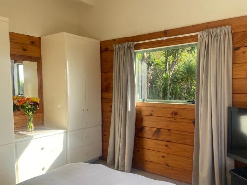 Seaview, Sun and Surf - Piha Holiday Home