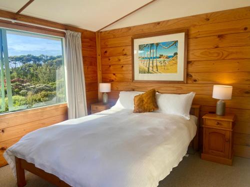 Seaview, Sun and Surf - Piha Holiday Home