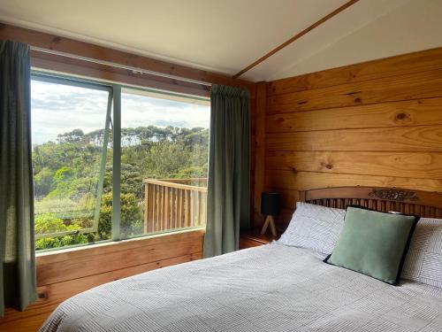 Seaview, Sun and Surf - Piha Holiday Home