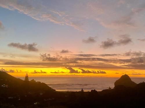 Seaview, Sun and Surf - Piha Holiday Home