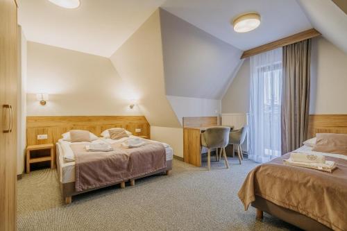 1 double bed, 1 twin bed