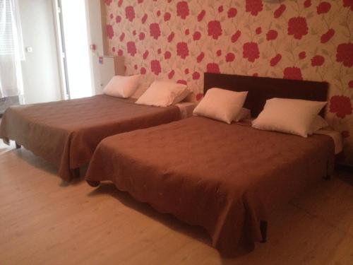 1 queen bed, 2 double beds