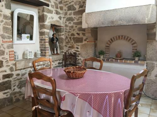 Gîte Saint-Michel-Mont-Mercure, 3 pièces, 4 personnes - FR-1-426-249 (Gite charmant a la campagne avec terrasse, proche du Puy du Fou et de la riviere Sevre - FR-1-426-24) in Saint-Michel-Mont-Mercure
