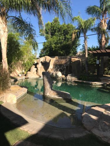 Sunny Dunes Villa w/ Lazy River in Palm Springs, USA