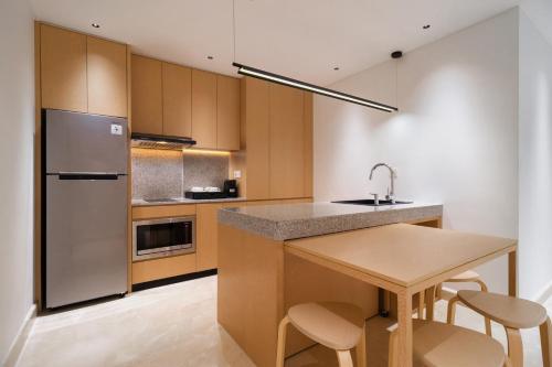 Two-Bedroom Deluxe Suite image 3