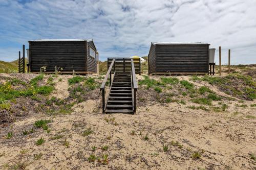 Karo Hut A - Ninety Mile Beachfront Cabin