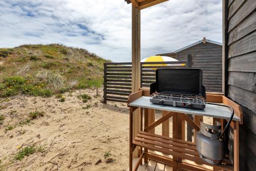 Karo Hut A - Ninety Mile Beachfront Cabin