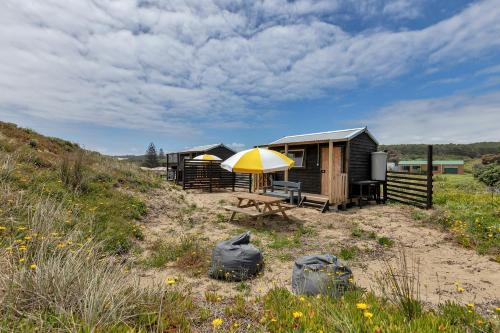 Karo Hut A - Ninety Mile Beachfront Cabin