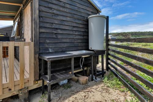 Karo Hut A - Ninety Mile Beachfront Cabin