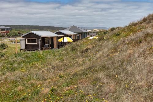 Karo Hut A - Ninety Mile Beachfront Cabin