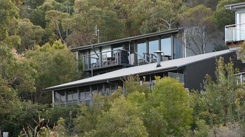 'The Chalets at Putty Beach' by HolidayCo, Killcare (photo 8)
