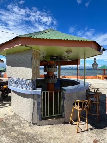 Bar/lounge, Rainbow Beach Bar & Resort in Olango Island