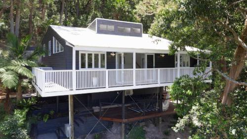 Instalaciones, 'Bouddi Bush and Bay Retreat' by HolidayCo in Killcare